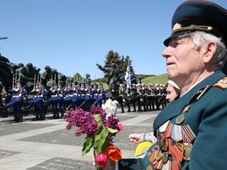 Киевляне аплодировали колонне ветеранов