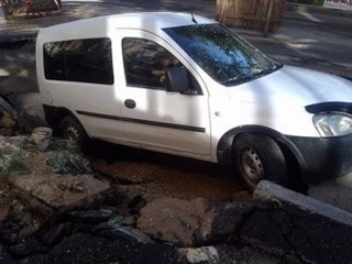 Вчера на улице Гоголевской «Opel» наполовину ушел под землю