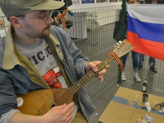 На выставке сделали интерактивную инсталляцию «Осторожно, русские!», в которой, по словам организаторов, отразили «славяно-краматорских» сепаратистов