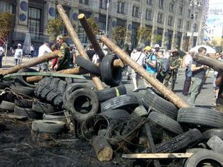 За ночь на Майдане воздвигли новые баррикады