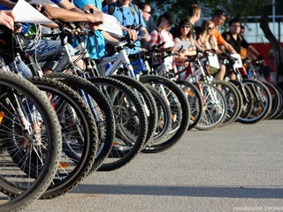 Зрители крутят педали на велосипедах, вырабатывая энергию для кмнопроектора