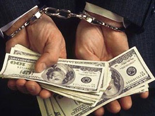 Взяточники пойманы «на горячем» во время получения ими денег