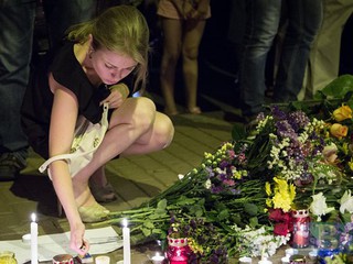 Киевляне возложили цветы к посольствам