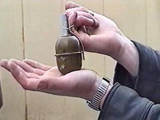 Неизвестные швырнули гранату в народных депутатов