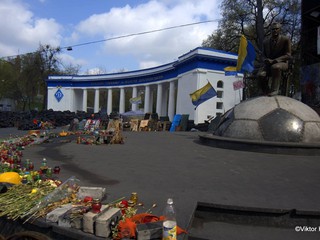 Колоннада Динамо, поврежденная и обгоревшая во время столкновений на Грушевского, сейчас совсем как новенькая