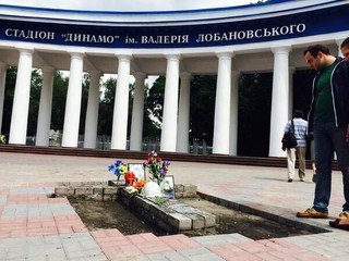 На месте баррикад напротив центрального входа на стадион будет установлен мемориал памяти Героев Небесной Сотни