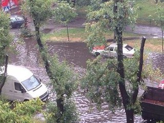 На столичных Березняках после дождя проезжая часть на улице Тычины оказалась под водой