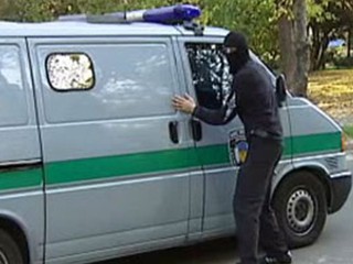 На улице Межевой неизвестный мужчина под угрозой применения оружия похитил инкассаторский автомобиль