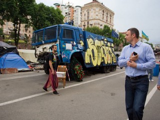 Кличко призвал митингующих на Майдане сдать оружие