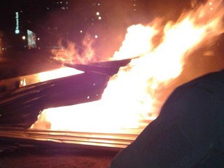 Жители Радужного массива Киева снесли и спалили деревянный забор