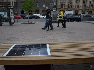 Лавочку с солнечной батареей установили в самом центре Киева 