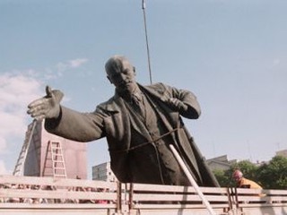 На ВДНХ свезут монументы, которые снесены и хранятся на базах коммунальных предприятий Киева