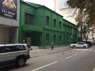 Дореволюционное здание покрасили в ядовито-зеленый цвет