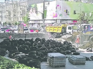 Коммунальщики вывозят тонны мусора с Майдана