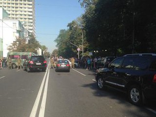 Активисты перекрыли дорогу в районе станции метро Арсенальная