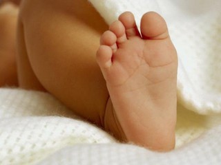 Двухмесячного младенца нашли в подъезде