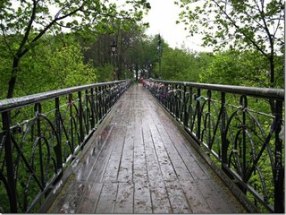 Этот мост - популярное место для суицидов