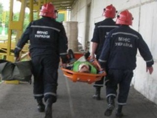 Молодой парень рухнул в шахту метро
