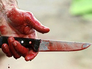 Мужчина нанес множество ножевых ранений 20-летней продавщице ларька