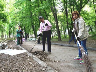 Джеффри Пайетт принял участие в уборке парка Нивки возле посольства в столице Украины