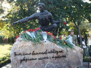 В Киеве появился памятный знак нашим военным