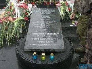 Киевляне продолжают нести цветы к памятнику Небесной сотне на аллее Героев Небесной Сотни