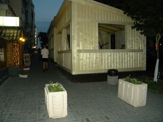 Бондаренко разрешил ресторанам ставить летние площадки на тротуарах, с условием, что они оставят пешеходам 1,8 метра