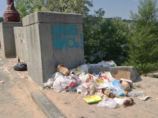 Пешеходный мост в Киеве стал мусорником