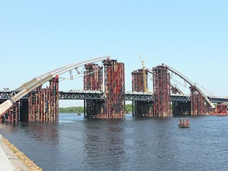 Строители планируют поднять последнюю, шестую часть арки над мостом