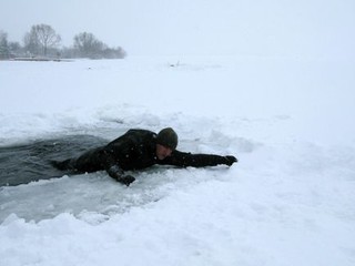 На Русановке молодой человек с гитарой провалился под лёд на канале