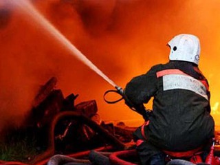 Пожар случился на одном из заводов, находящихся под Киевом
