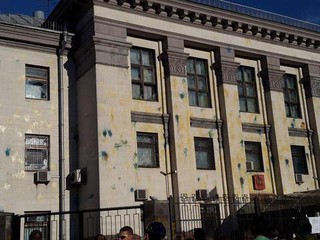 В Кремле бесспокоятся за дипломатов, которых на самом деле нет в здании посольства