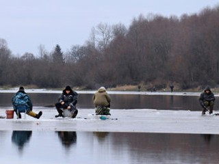 Семеро рыбаков оказались на льдине на Киевском водохранилище