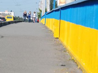 Кличко дал Департаменту транспортной инфраструктуры поручение покрасить мосты в сине-желтый