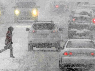 Киевская Госавтоинспекция просит водителей быть осторожными на дорогах в связи с ухудшением погодных условий