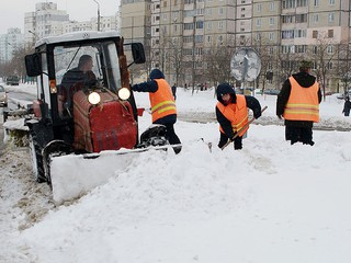 Киевсие коммунальщики убрали 45 тонн снега