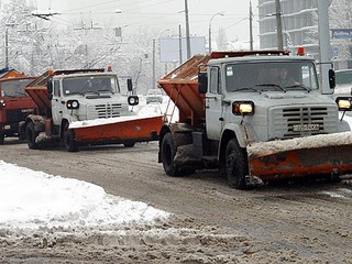 В Киеве активно используют спецтехнику для уборки снега