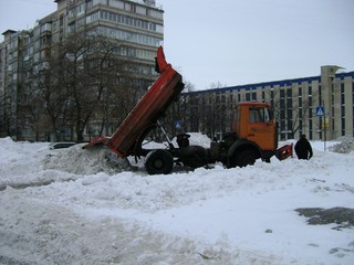 У Виталия Кличко уборку снега проводят оригинальным образом