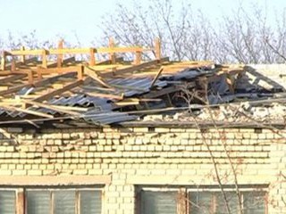 Ураганом разрушена часть крыши местной школы