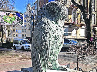 Скульптура совы символизирует киевскую интеллигенцию