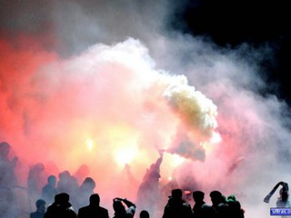 На углу улиц Крещатик и Прорезная произошла драка с массовым участием футбольных фанатов