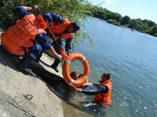 В Киеве спасатели достали из озера тело утопленника