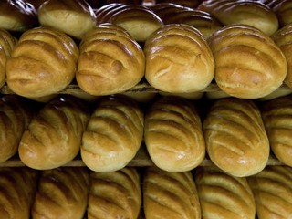 Киевские власти ввели карточную систему при покупке дешевого хлеба