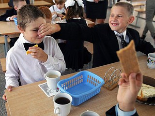 Киевские власти экономят на школьниках