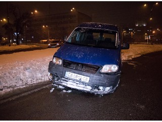 В Киеве Volkswagen вылетел на обочину и снёс столб