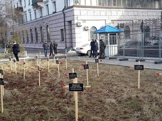 В Киеве активисты установили под РФ кресты с фамилиями погибших в Мариуполе
