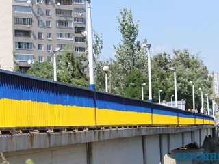 На Русановке разукрасили мост в партиотические цвета