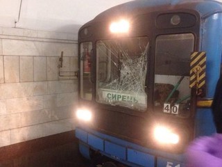 Мужчина помял стекло поезда