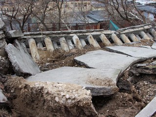 Киевские власти проверили дом, у которого упала подпорная стенка