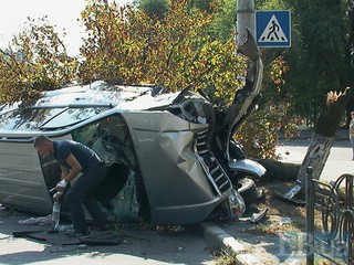 Внедорожник Toyota Land Cruiser Prado, протаранив легковушку, врезался в столб, а затем дерево и перевернулся